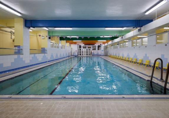 香港中華基督教青年會必列者士街會所設有全港第一個室內冷暖水游泳池。古諮會文件