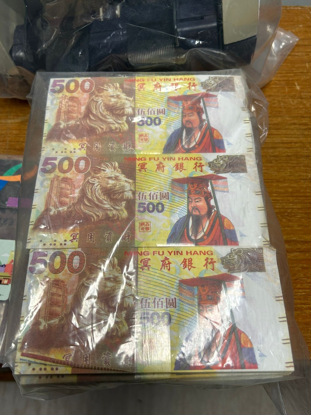 警方于店内检获3000张冥钞，一个夹万及点钞机。警方提供