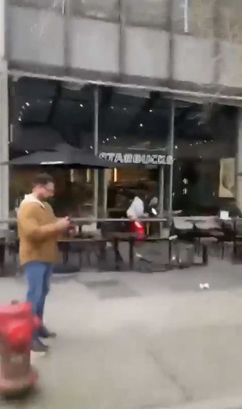 Twitter一段影片拍下事發經過，兇手在店門前襲擊施密特（Paul Stanley Schmidt）。 Twitter截圖