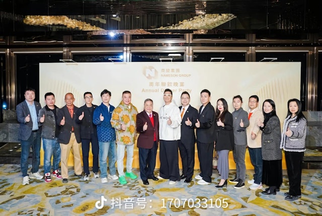 不过，在影大合照环节时，何家劲就如同众星捧月一样企在C位，更站在该集团主席王庭聪身边，又搭对方膊头，又齐齐竖大拇指，非常受宠。