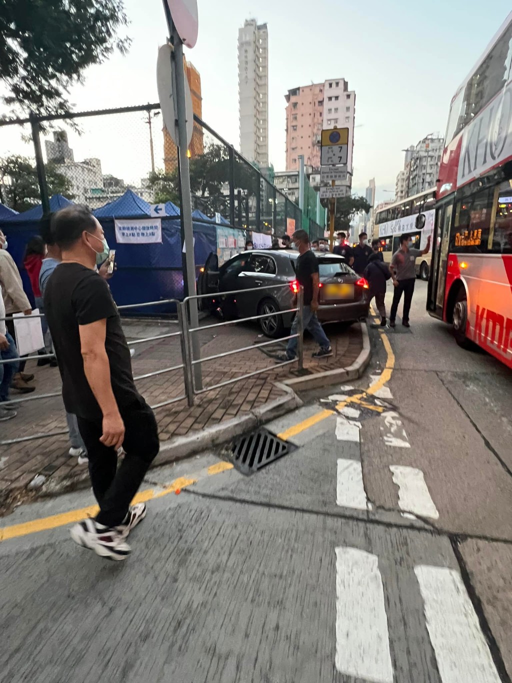 有巴士公司職員在場協助乘客下車。(「車cam L（香港群組）」圖片)