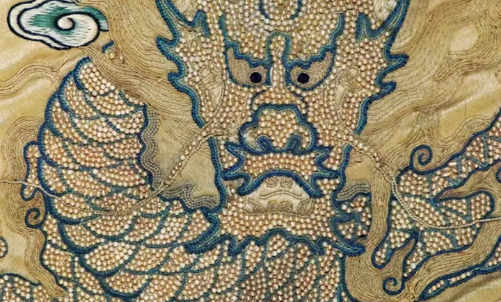 收藏於內蒙古赤峰博物館的龍袍。知乎@五月紫鳶