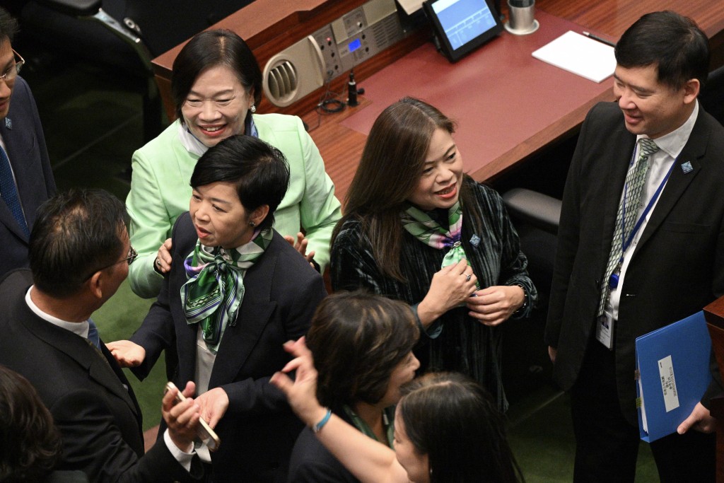 羅淑佩及何永賢就以選擇墨綠色上衣配上綠色領巾。 羅淑佩及何永賢就以選擇墨綠色上衣配上綠色領巾。