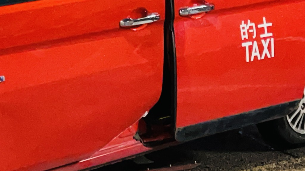 的士車門損毀。 的士車門損毀。