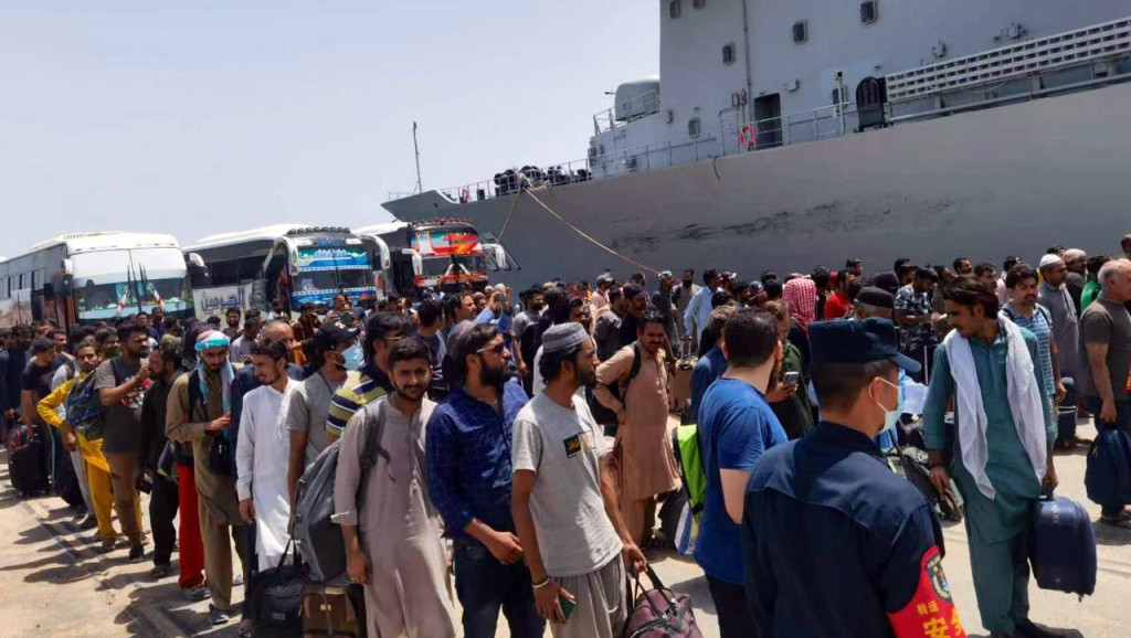 巴基斯坦僑民登上中國徽山湖艦撤離蘇丹。