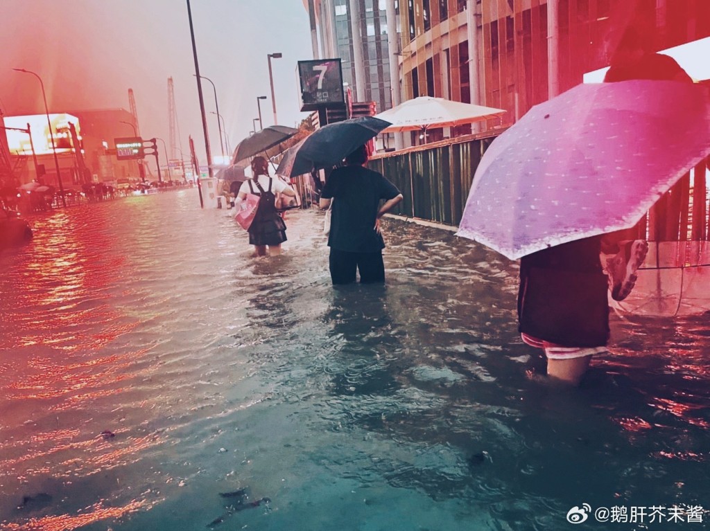 上海民众狼狈涉水下班。 微博 