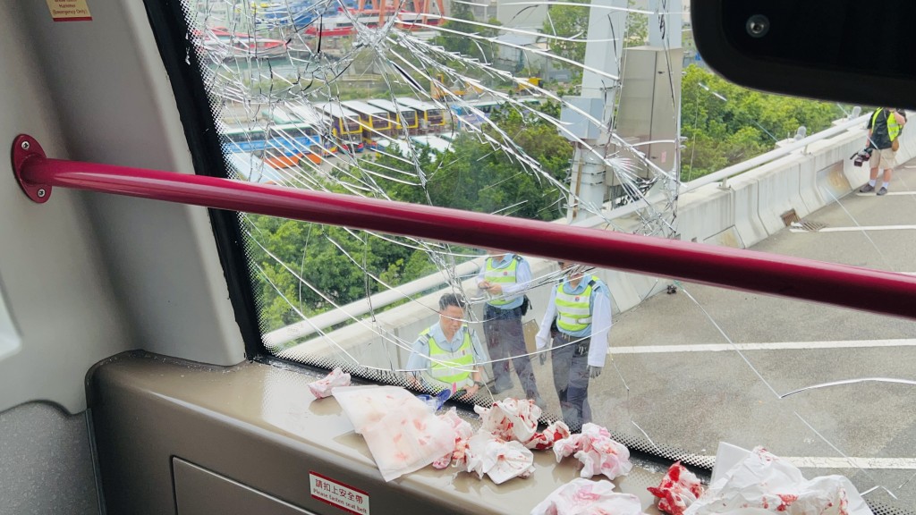 西九龍公路城巴猛撞防撞欄及水馬22人受傷包括小童| 星島日報