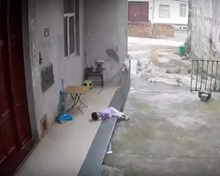 孩子從樓上跌落樓。網圖