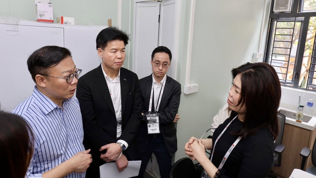 张国钧与律师会会长汤文龙探访由善导会营运的过渡性房屋项目「善楼」。张国钧FB图片