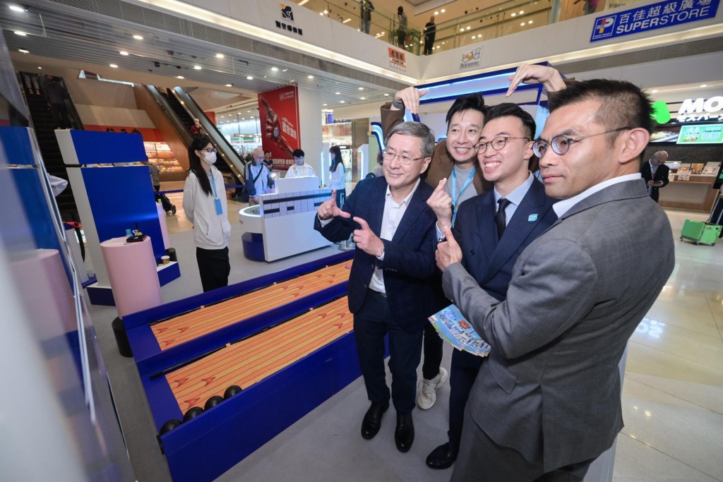 卓永興指，自助式拍照機附有呼籲選舉投票的圖案。