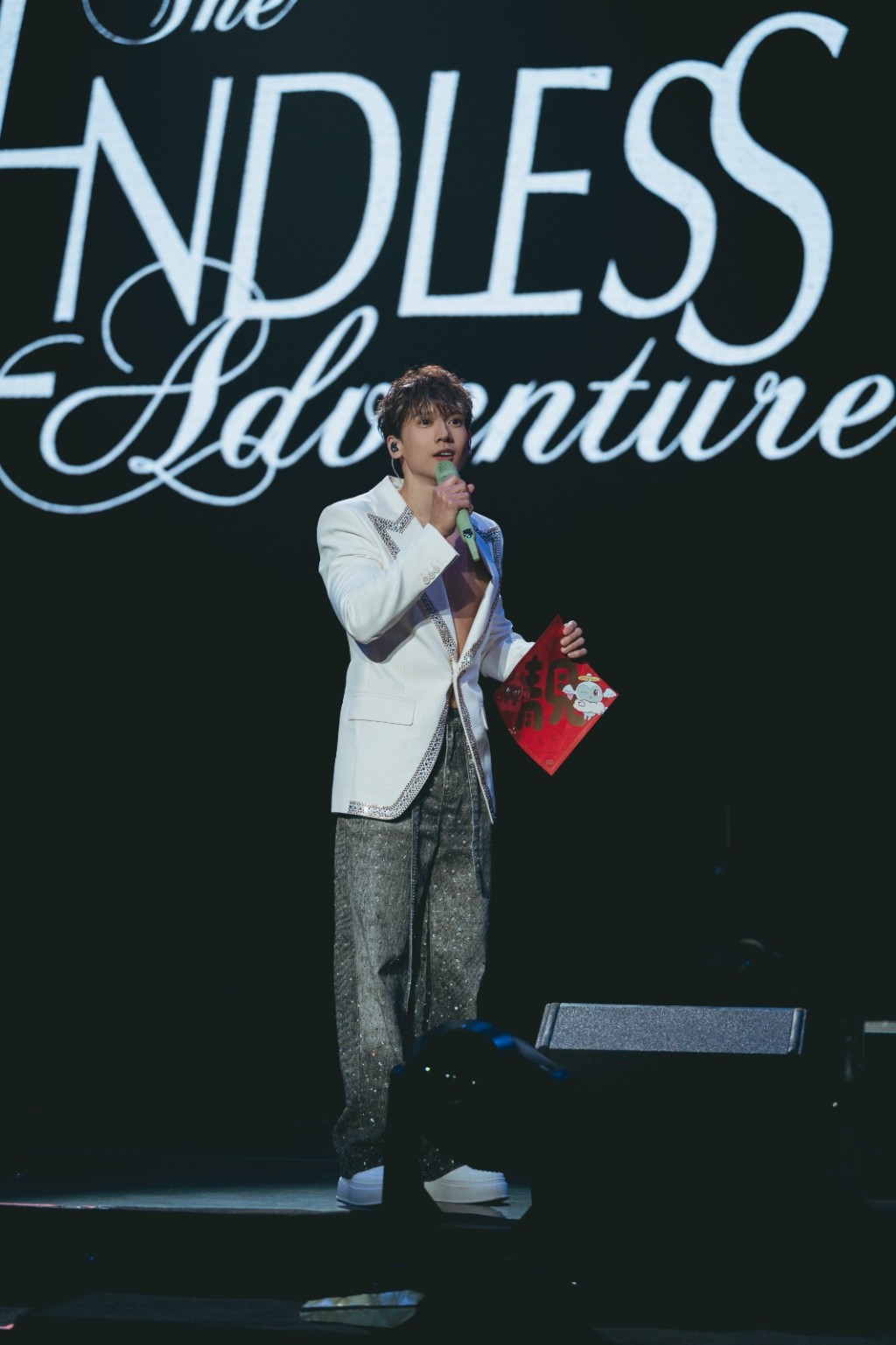 「無論呢個世界幾黑暗都好，只要一抬頭，始終會有一啲好微弱，好溫暖嘅光去守護住你哋。」