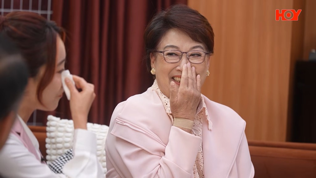 鍾慧冰在節目中透露與伍詠薇相識經過。 鍾慧冰在節目中透露與伍詠薇相識經過。