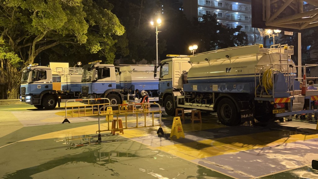 水務署以水車為居民提供食水。