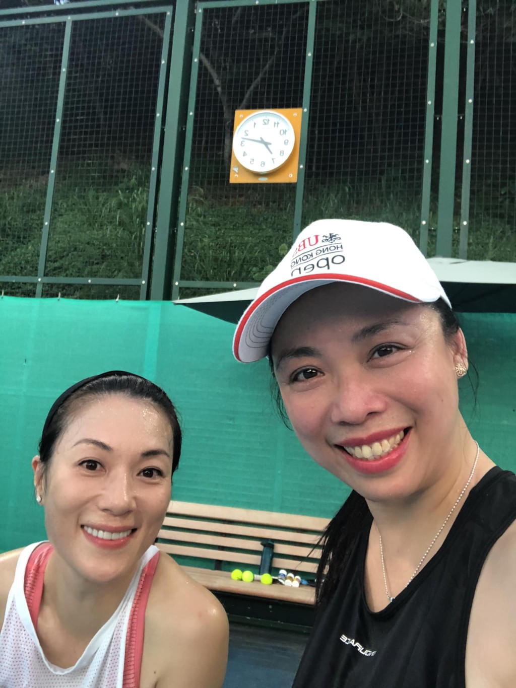 张可颐（左）感恩有个不怕晒的tennis buddy陪打网球，仲可以全身爆汗爽到炸。