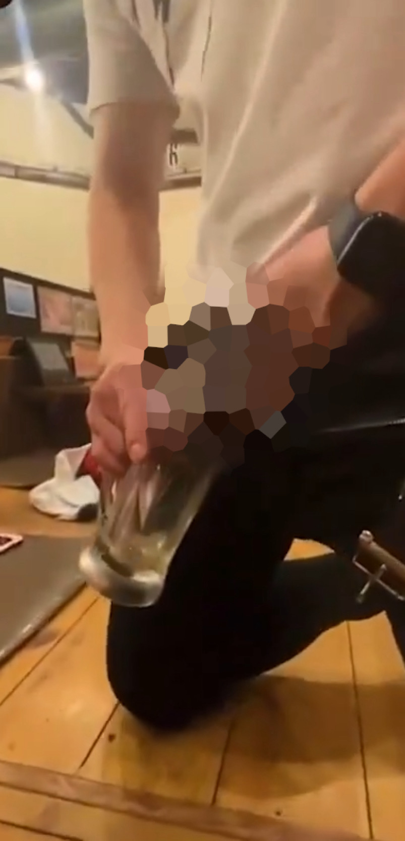 日本男子在烧肉店喝酒用餐，突然拿起啤酒杯脱裤子尿尿。