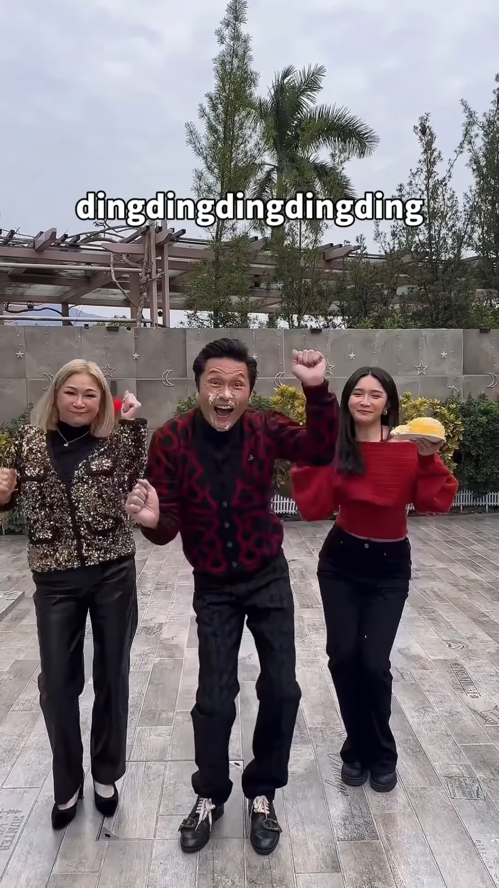 關楓馨留言：「爸生日快樂！多謝你每次都肯陪我癲，任玩唔嬲。#水瓶座父女 #都要多謝我媽咪肯客串」。