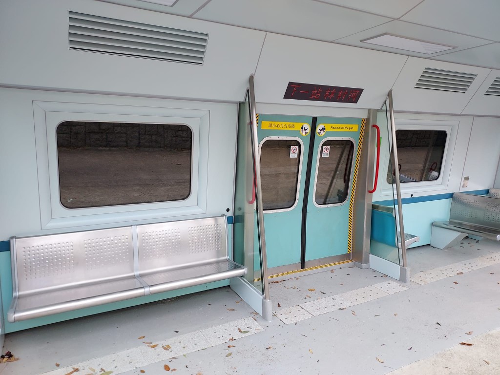 工程后避雨亭内部与真实车厢更相似。网民Chi Man Wong图片