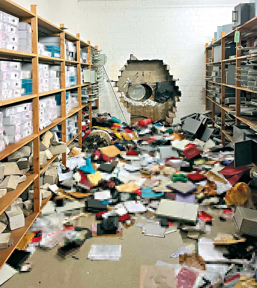 爆竊的儲蓄銀行牆壁被鑽穿，露出大洞。