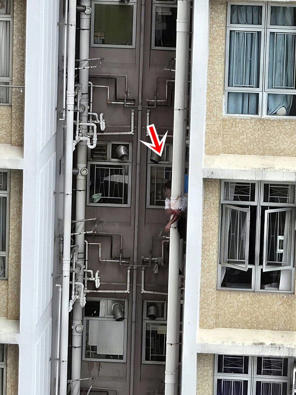 男子激動爬出大廈外牆。fb:香港交通及突發事故報料區 男子激動爬出大廈外牆。fb:香港交通及突發事故報料區