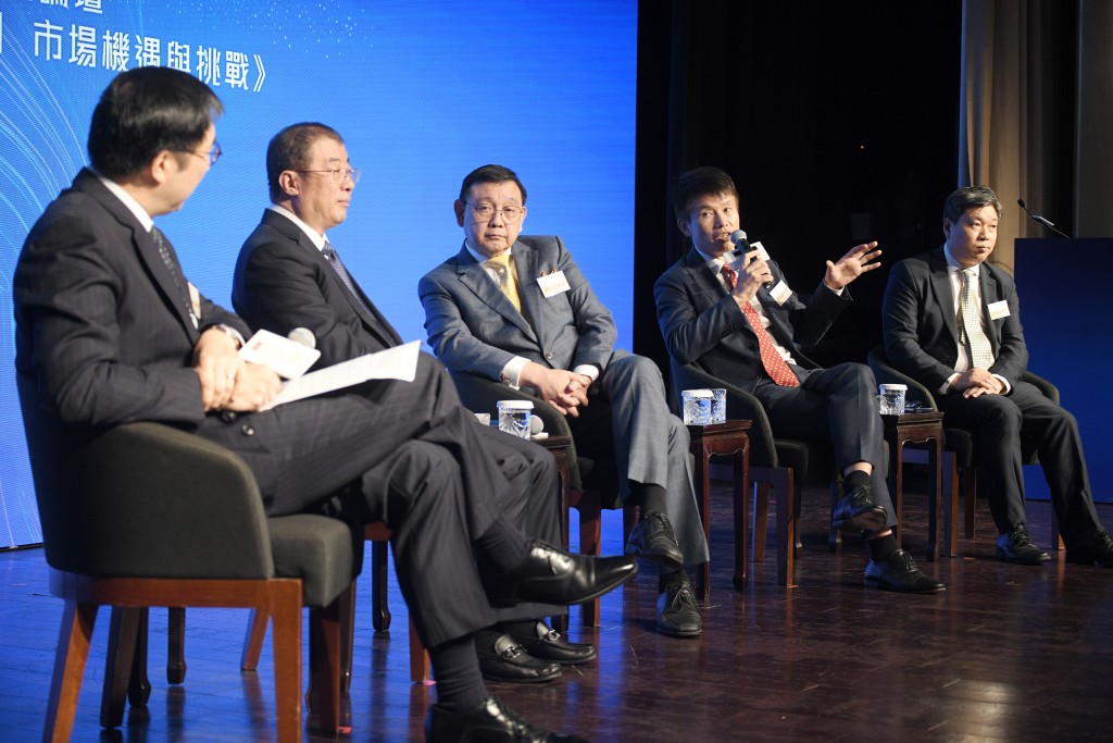 香港大學經管學院院長及經濟學講座教授蔡洪濱（右二）表示，當前時代內、外環境的變化是根本性的變化，企業的經營環境也是，所以企業要根本性調整認知、思維和戰略。