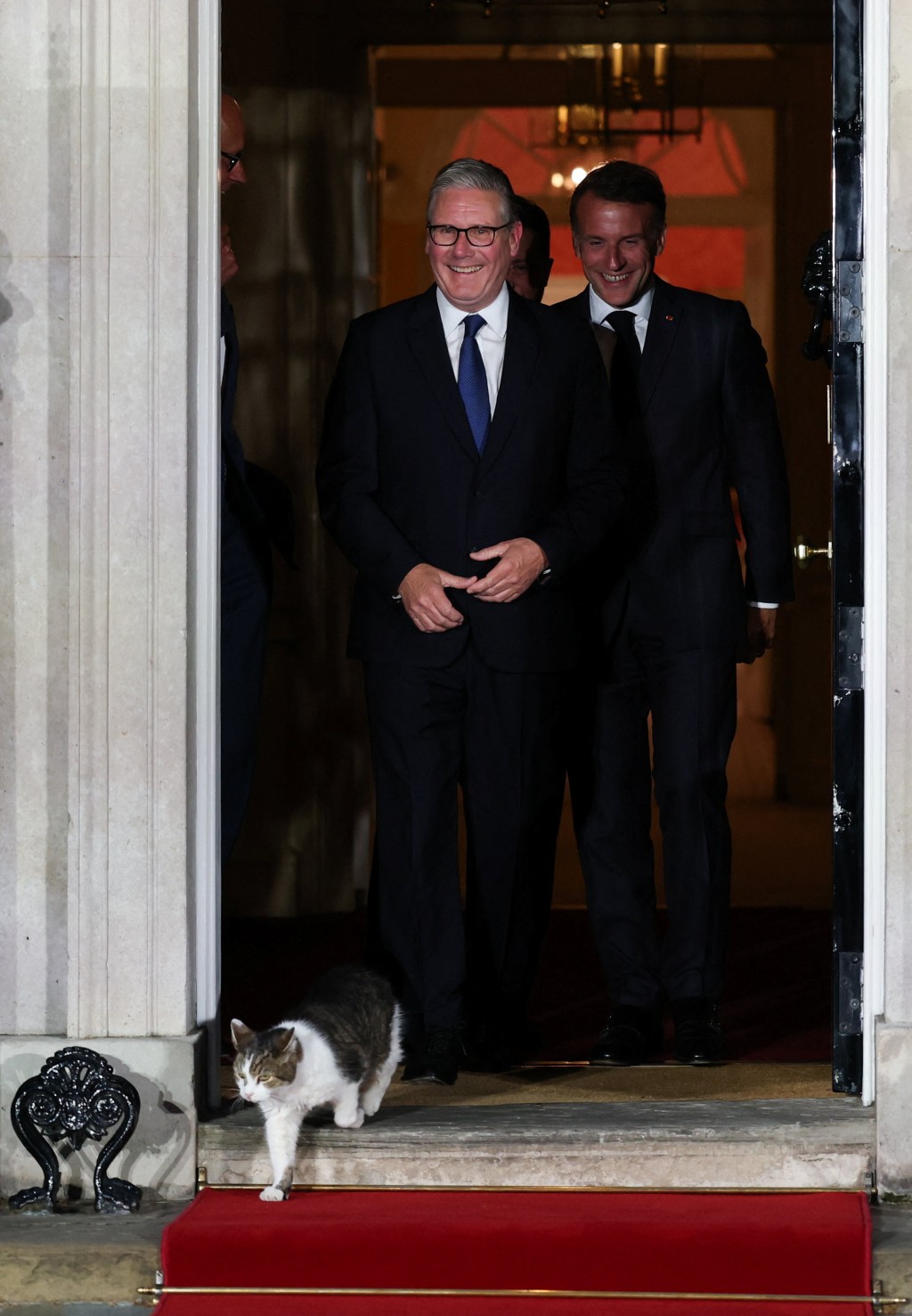 Larry準備送走任內第6位首相施紀賢。路透社