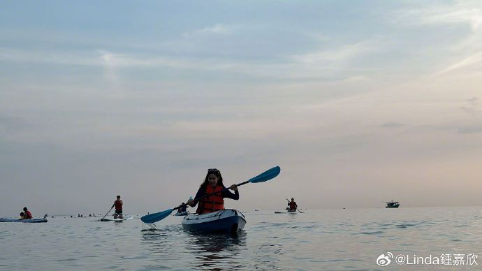 锺嘉欣早前到越南富国岛玩独木舟。