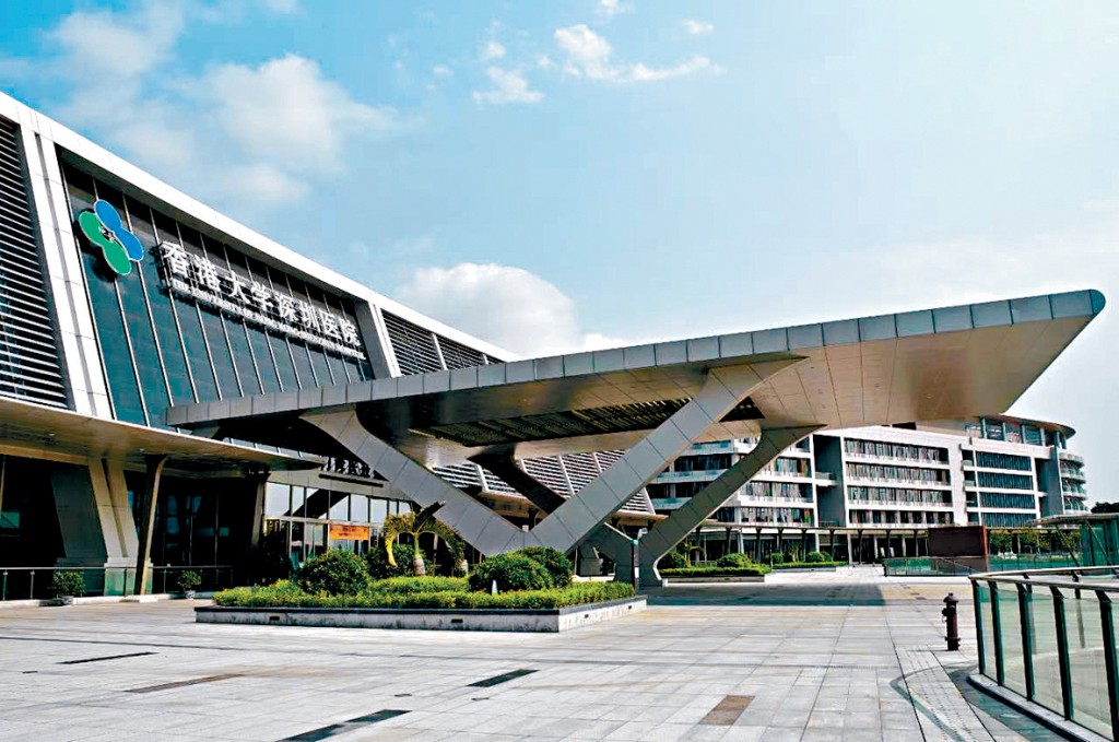 港大深圳醫院目前每日門診量約6000人次，其中有21%求診者為香港市民，且該比例每月以1至2%的速度增長。