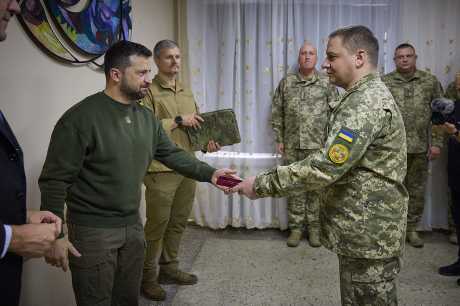 澤連斯基本月早前在敖德薩向烏克蘭軍人頒獎。路透社