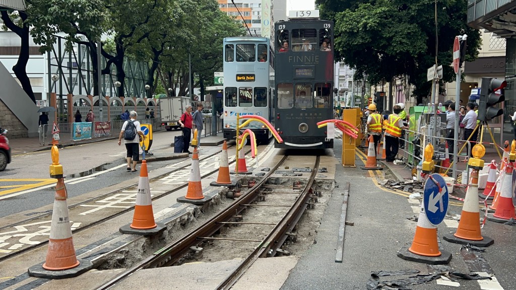 現場工程範圍涉及一段約4米長的電車路軌，路面掘開約一呎深路坑。楊偉亨攝