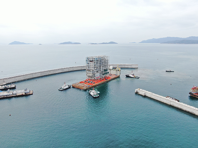 I·PARK1共有12 个巨型机电设备预制组件。而重约6,000公吨的第一个巨型机电设备预制组件已经由珠海经水路运抵香港。（环境局提供）