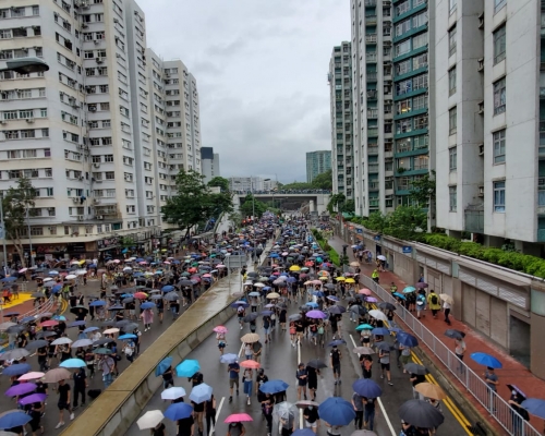 大批示威者走出馬路