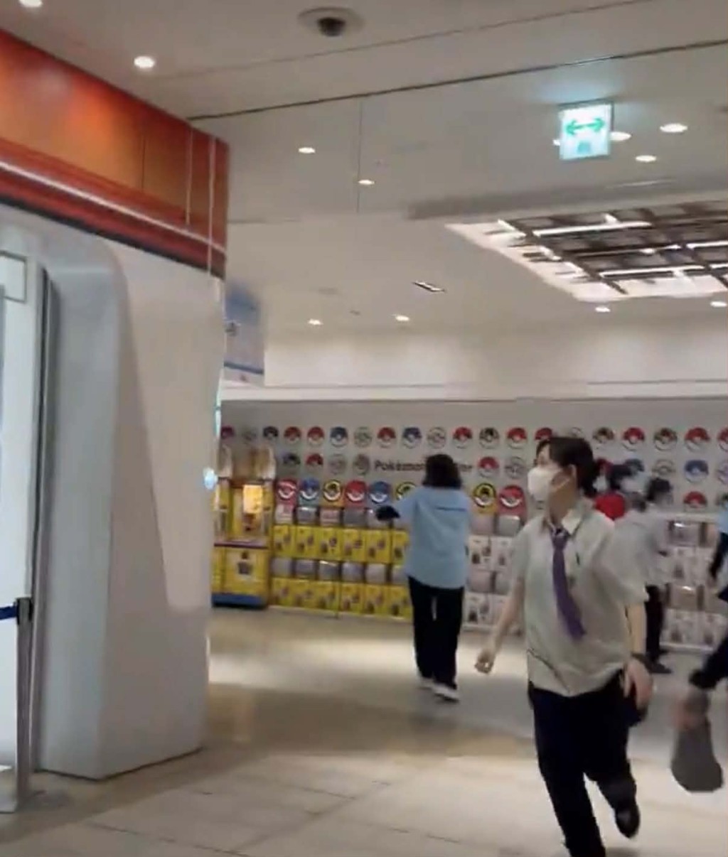 店员们慌张地跑来跑去。 X@ZanEngineer 店员们慌张地跑来跑去。 X@ZanEngineer