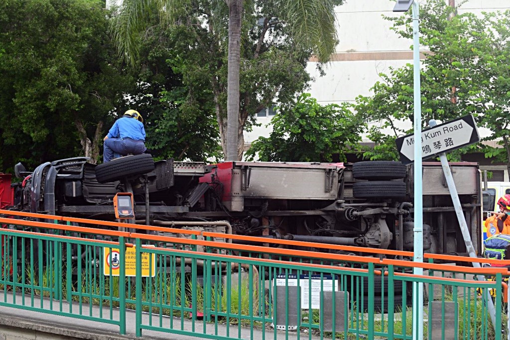 消防車被撞翻側。fb:車cam L(香港群組) 消防車被撞翻側。fb:車cam L(香港群組)