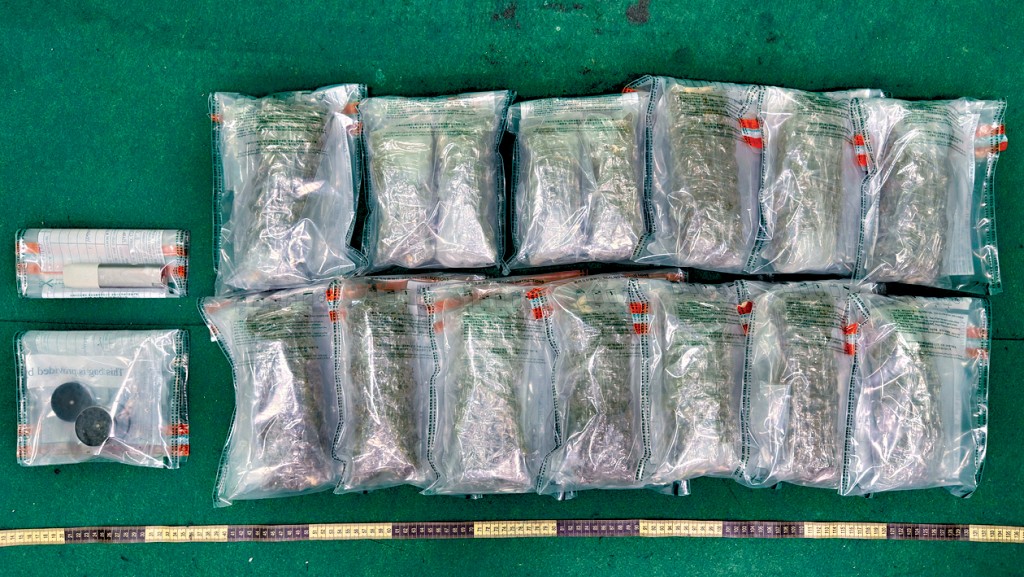 海關在機場偵破一宗行李藏毒的販毒案件，行動中檢獲懷疑大麻花和另類吸煙產品等證物。