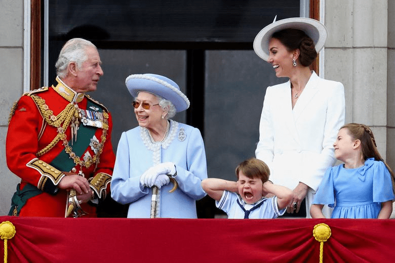 2022年6月英国皇室庆祝女皇伊丽莎白二世登基70周年的庆祝活动上，4岁的路易王子因呼啸而过的战机捂住耳朵。路透资料图