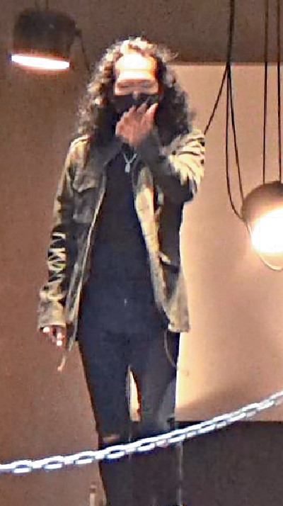 ■Joey临走学少男Idol向镜头送飞吻。
