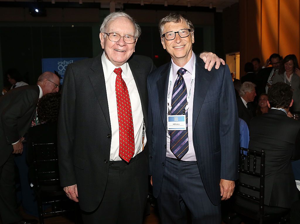 比尔盖兹（Bill Gates）和天才股神华伦巴菲特（Warren Buffett），是相识多年的老友。(Monica Schipper/WireImage)