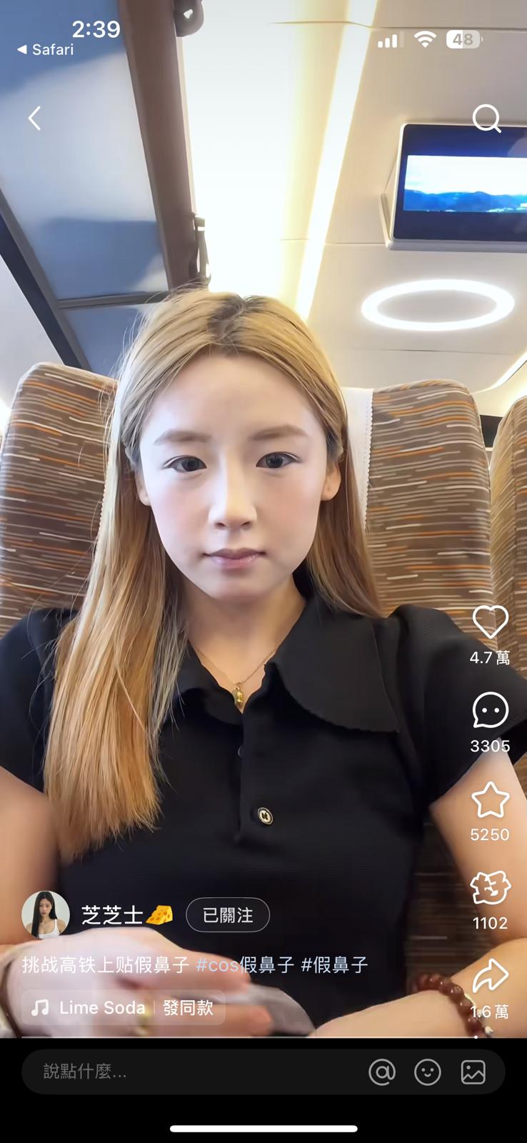 然後她開始拿出大的化妝掃,在全臉塗上與遮瑕膏同色的粉底,完成後整塊臉變得非常白。 然後她開始拿出大的化妝掃,在全臉塗上與遮瑕膏同色的粉底,完成後整塊臉變得非常白。