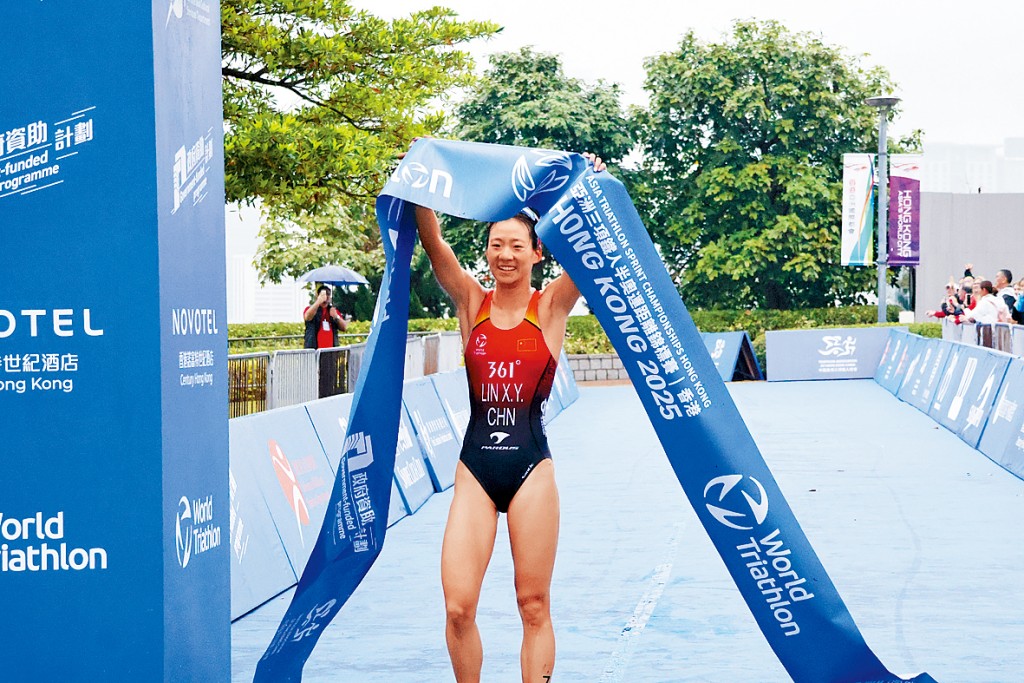 女子組冠軍林鑫瑜跌倒後還是笑着衝線。