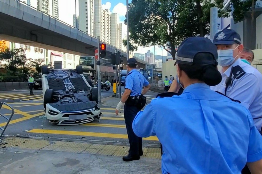 私家車橫亙在馬路中心。林思明攝