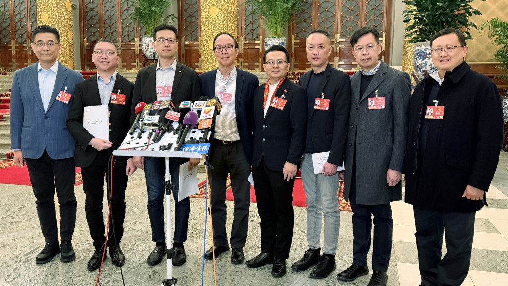 馬逢國(左四)冀國家發揮國際影響力，締造世界和平。  