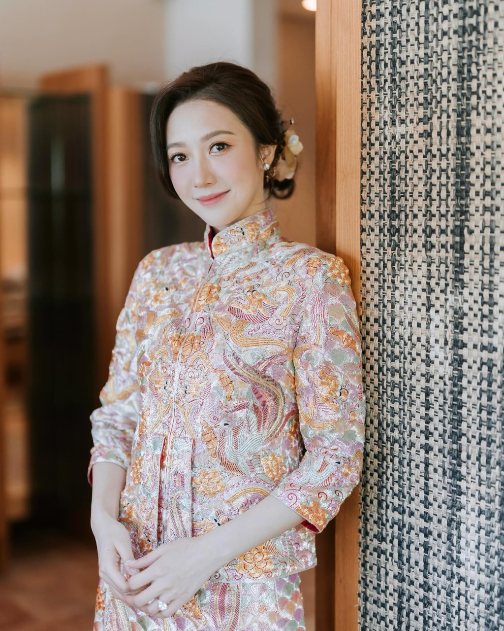 何依婷所穿的粉色調褂皇來自冠南華。 何依婷所穿的粉色調褂皇來自冠南華。