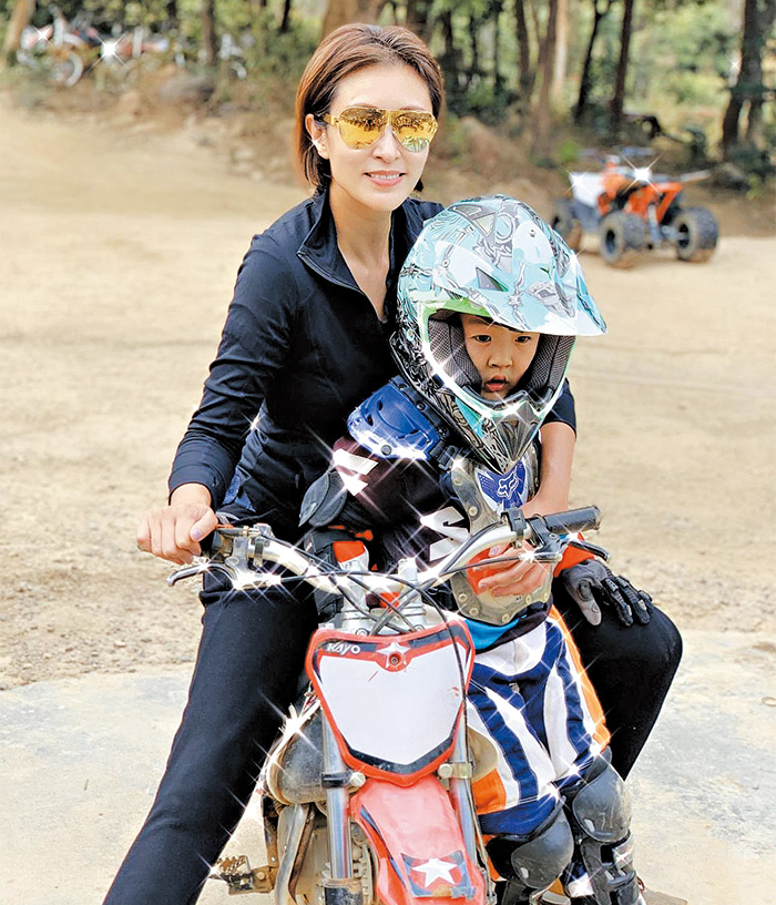 為了讓兒子多些新奇好玩的戶外活動，她又讓兒子學越野電單車，並替他組車隊比賽。