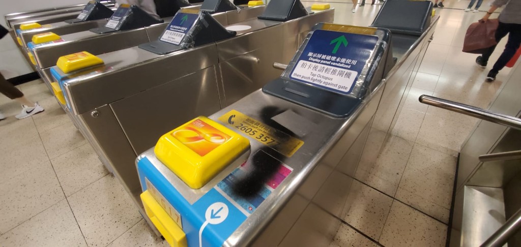 有入閘機被塗鴉。 楊偉亨攝