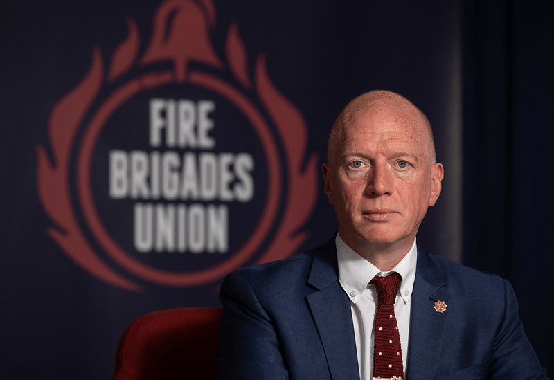 英国消防队工会秘书长莱克认为事件不可接受。英国消防队工会
