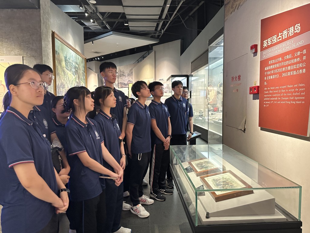 团员参观海战博物馆了解虎门销烟和鸦片战争历史。