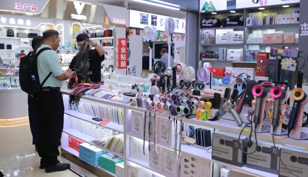 中国制的科技产品成为外国游客的消费重点。中新网