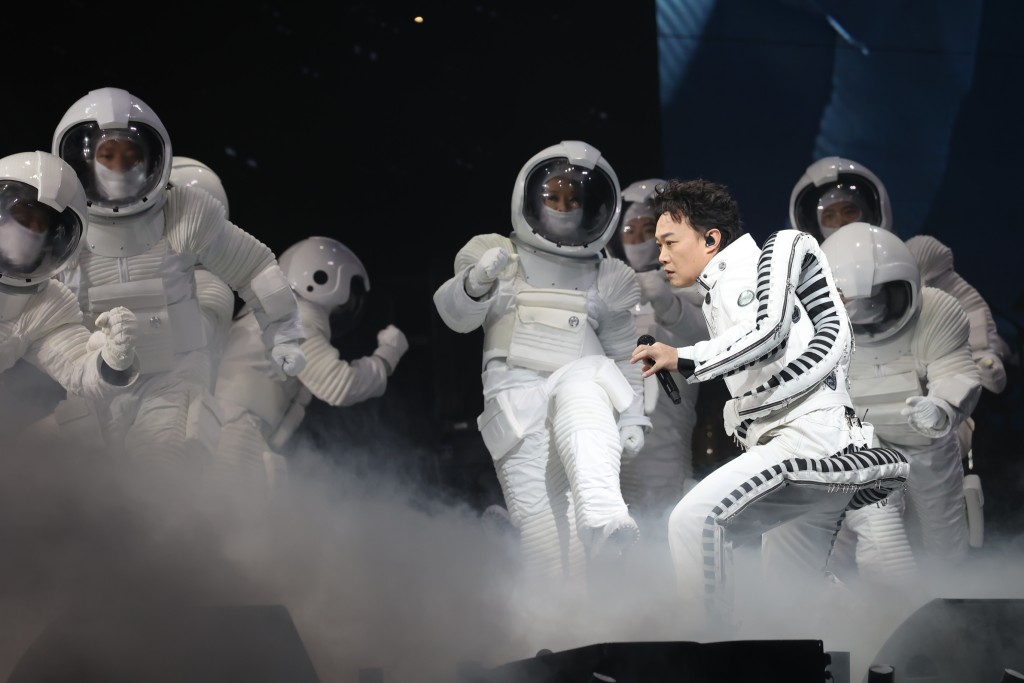 陈奕迅站在「太空舱」上在台中升起出场。