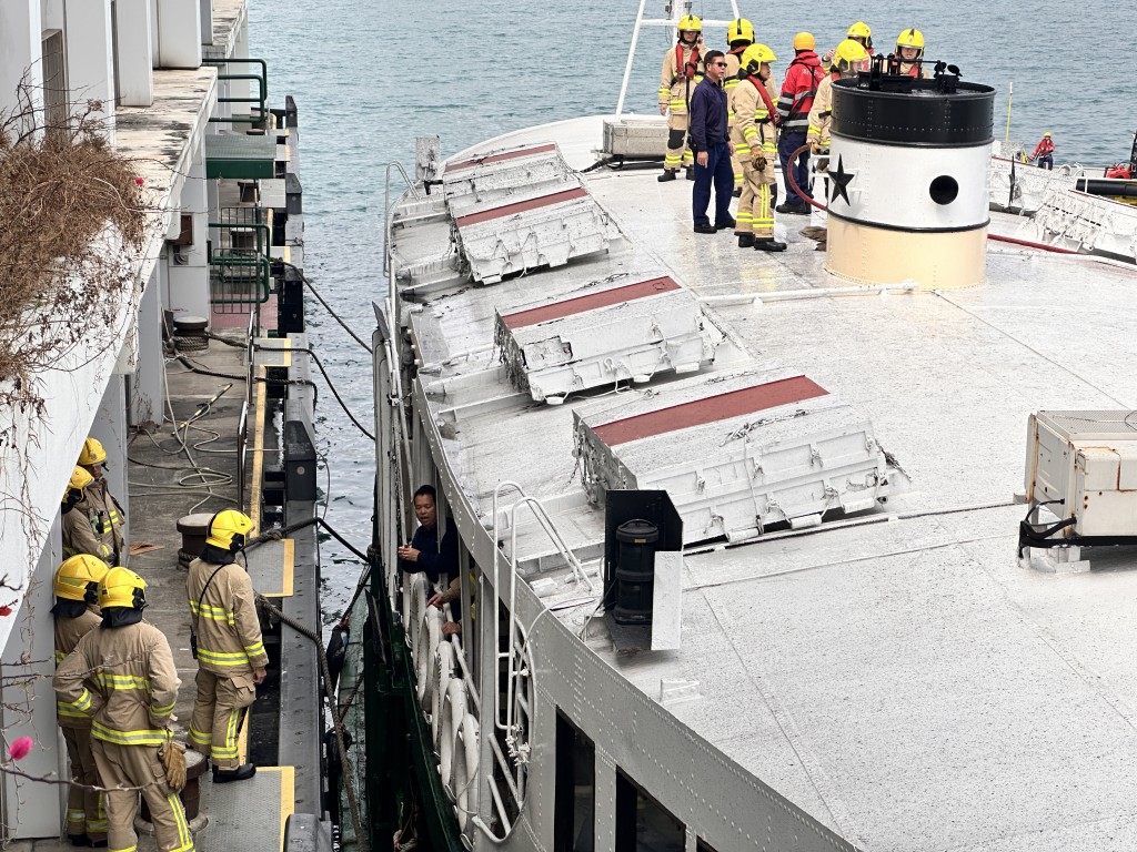 消防员在船顶调查。梁国峰摄