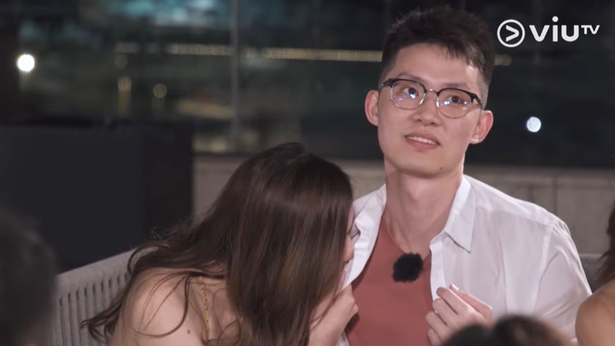 又在人夫恤衫上留下唇印。
